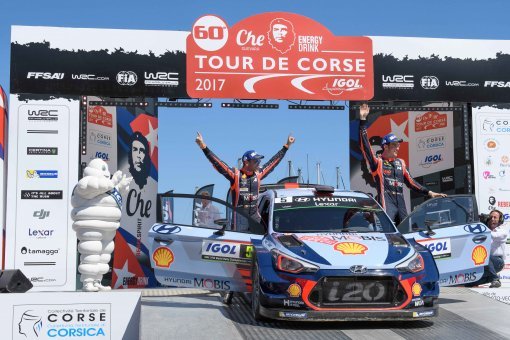 2017 월드랠리챔피언십(WRC) 프랑스 랠리에서 1위를 차지한 현대모터스포츠팀의 티에리 누빌(Thierry Neuville)과 니콜라스 질술(Nicolas Gilsoul). 현대차 제공