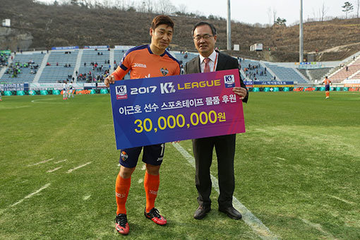 강원FC 이근호(왼쪽)는 8일 평창 알펜시아 스키점핑타워 축구장에서 벌어진 전북현대와의 홈경기에 앞서 K3리그 선수들을 위해 3000만원 상당의 스포츠테이프 물품 후원식을 했다. 오른쪽은 이용수 대한축구협회 기술위원장. 사진제공 ｜ 강원FC