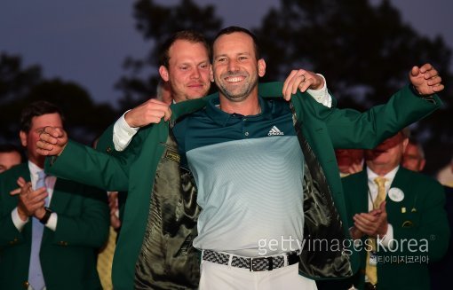 세르히오 가르시아가 10일(한국시간) 오거스타 내셔널 골프클럽에서 끝난 제81회 마스터스 토너먼트에서 우승한 뒤 그린재킷을 입으며 환하게 미소 짓고 있다. 사진=ⓒGettyimages이매진스