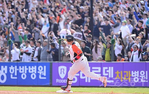 9일 부산 사직야구장에서 ‘2017 타이어뱅크 KBO 리그‘ 롯데자이언츠와 LG트윈스의 경기가 열렸다. 6회말 선두타자로 나온 롯데 이대호가 LG 최동환을 상대로 솔로홈런을 치고 그라운드를 돌고 있다. 사직 | 김진환 기자 kwangshin00@donga.com