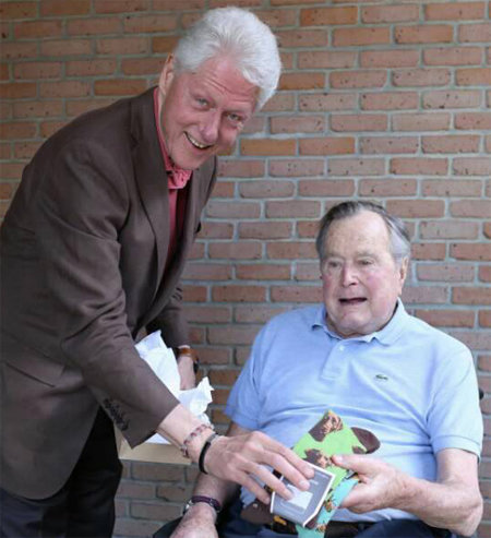 “양말 선물입니다” 빌 클린턴 전 미국 대통령(왼쪽)이 9일 전임자인 조지 부시 전 대통령의 텍사스 주 휴스턴 자택을 찾아가 강아지와 벌이 그려진 양말을 선물하고 있다. 사진 출처 빌 클린턴 트위터