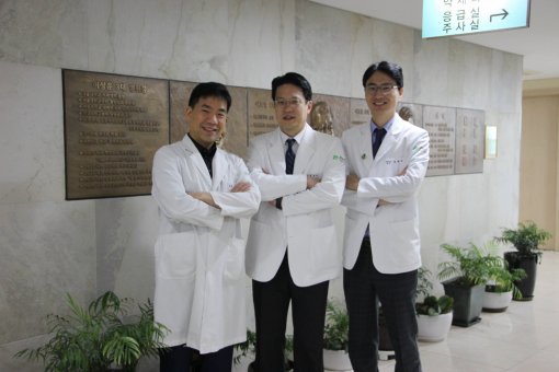 왼쪽부터 이상훈 CM병원 병원장, 김진수 교수, 이상훈 교수 CM병원 제공