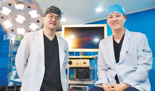 20년을 족부 치료에 매진하고 있는 연세건우병원(병원장 박의현)의 배의정(오른쪽), 이호진 원장. 연세건우병원 제공