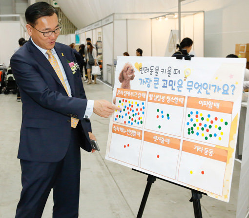 ‘펫케어’ 류진국 대표는 “반려동물과 반려인들이 함께 즐길 수 있는 다양한 프로그램으로 펫케어페스티벌을 준비하겠다”고 밝혔다. ‘2016 인천 국제 펫케어페스티벌’ 펫 관련 설문조사에 참여한 류진국 대표.