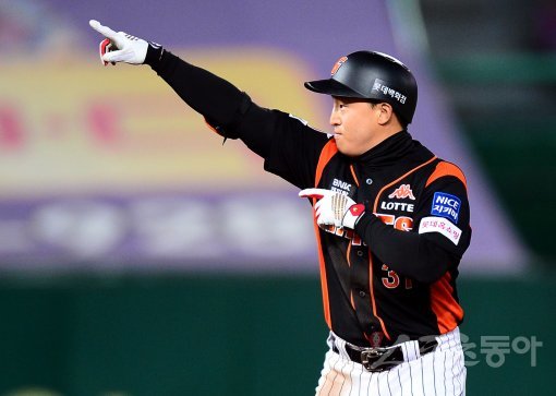 롯데 돌격대장 전준우가 빠진 자리를 단숨에 메운 이는 손아섭이었다. 손아섭은 11일 인천 SK전에서 1번타자로 나와 5타수 3안타
 2타점을 올리고 팀의 6-4 승리를 이끌었다. 왼쪽 옆구리 부상으로 한 달간 결장이 불가피한 전준우의 대체자로서 만점활약이었다.
 문학 ｜ 김민성 기자 marineboy@donga.com