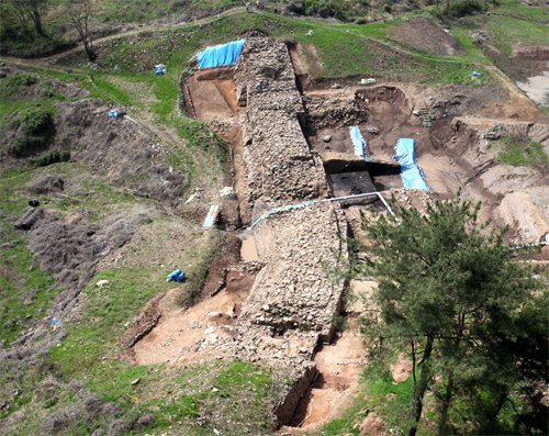 경남 함안군 성산산성의 동쪽 성벽 발굴 현장. 저수지가 이곳에서 발견됐다. 국립가야문화재연구소 제공