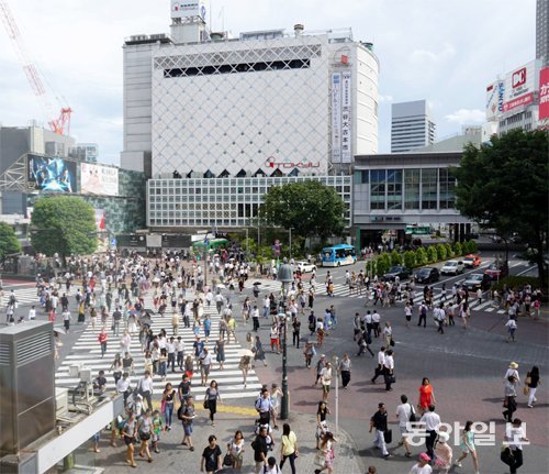 일본 도쿄 시부야역 앞 교차로에 있는 ‘모든 방향 횡단보도(스크램블 횡단보도)’를 시민들이 걸어가고 있다. 도쿄=서형석 기자 skytree08@donga.com