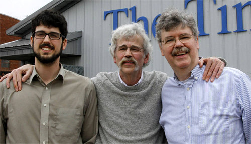 ‘가족 신문사’ 스톰레이크타임스의 아트 컬런 편집국장(가운데)과 이 신문사 취재기자인 아들 톰(왼쪽), 발행인인 형 존이 신문사 앞에서 기념 촬영을 하고 있다. 사진 출처 스톰레이크타임스