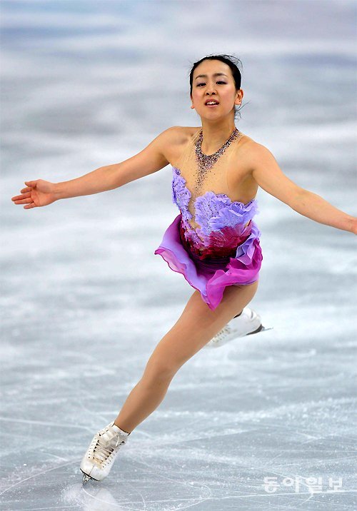 내년 평창 겨울올림픽에 도전하겠다고 했던 일본의 피겨 스타 아사다 마오가 갑작스럽게 은퇴를 선언했다. 2014 소치 겨울올림픽 여자 피겨스케이팅에서 연기하고 있는 아사다의 모습. 동아일보DB