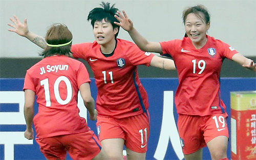 김일성경기장을 가득 메운 5만 관중의 일방적인 응원 속에서 선제골까지 허용했지만 ‘여자 태극 전사들’은 주눅 들지 않았다. 7일 북한과의 2018 아시안컵 예선 B조 경기에서 0-1로 뒤진 후반 31분 짜릿한 동점골을 터뜨린 장슬기(오른쪽)가 정설빈(가운데), 지소연과 함께 환호하고 있다. 최강 북한을 상대로 불굴의 투혼이 만들어낸 승리 같은 무승부였다. 평양=사진공동취재단