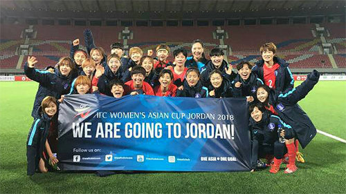 11일 우즈베키스탄을 4-0으로 완파하고 2018 요르단 아시아축구연맹(AFC) 여자아시안컵 본선 진출을 확정한 한국 여자축구대표팀이 평양 김일성경기장에서 플래카드를 든 채 기뻐하고 있다. 아시아축구연맹 제공