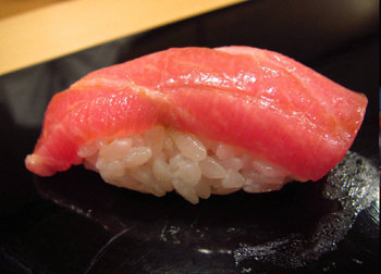 일본의 유명 셰프 지로 씨의 참치 대뱃살 스시. 한 점 가격만 수만 원에 이른다.