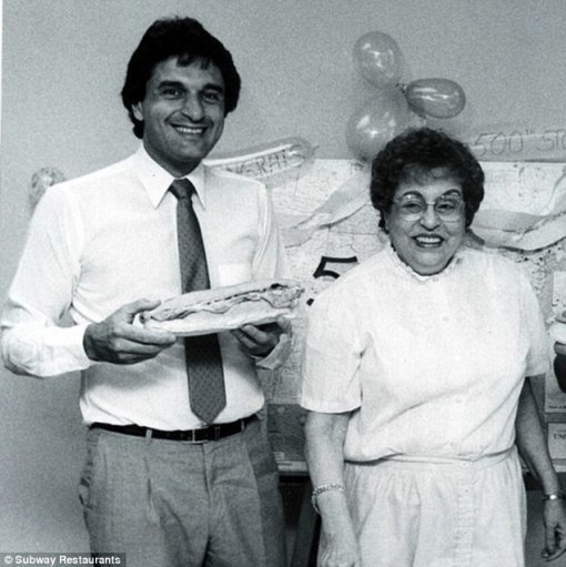 서브웨이 창업주 프레드 드루카(왼쪽)와 어머니 , 출처 : 서브웨이, 1985년 촬영