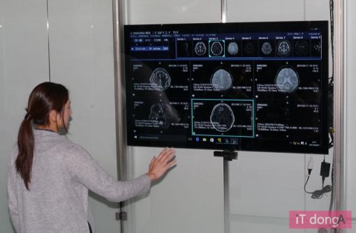 인텔 리얼센스 기술을 통해 손짓으로 다양한 조작이 가능(출처=IT동아)