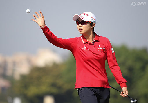 LPGA 투어에서 활동 중인 김효주는 국내 대회에 자주 나올 수 없음에도 불구하고 2017시즌 초반 KLPGA 투어 상금랭킹 1위에 올라있다. 사진제공 ｜ KLPGA