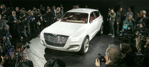 제네시스는 12일(현지 시간) 미국 뉴욕 제이컵재비츠센터에서 열린 2017년 뉴욕국제오토쇼에서 수소연료전지 
스포츠유틸리티차량(SUV) GV80 콘셉트카를 세계 최초로 공개했다. 오토쇼장을 찾은 관람객들과 기자, 자동차 업체 관계자들이 
GV80 주위에 몰렸다. 현대자동차 제공