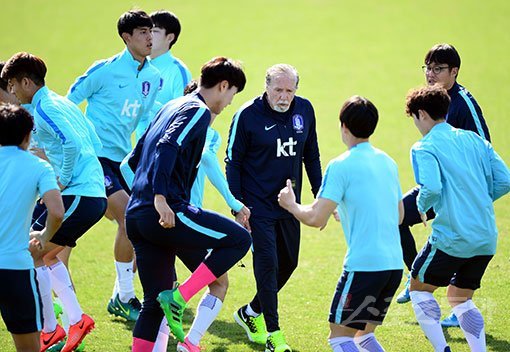 U-20 대표팀에 합류한 루이스 플라비우(가운데) 코치가 지난 10일 파주NFC에서 선수들과 훈련하고 있다. U-20 대표팀은 플라비우 코치 선임을 계기로 FIFA U-20 월드컵 본선을 위한 본격적인 체력훈련에 돌입했다. 파주 ｜ 김민성 기자 marineboy@donga.com