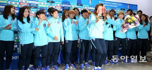 캡틴의 댄스 댄스 한국 여자축구대표팀이 북한 평양에서 열린 2018 아시안컵 B조 예선에서 1위를 차지한 뒤 13일 김포공항을 통해 금의환향했다. 이번 대회에서 A매치 100번째 경기를 기록한 조소현(가운데)은 이날 센추리클럽 가입을 기념하는 트로피와 꽃다발을 받았다. 조소현이 “춤 한번 춰라”는 동료들의 성화에 팬들 앞에서 기쁨의 댄스를 선보이고 있다. 장승윤 기자 tomato99@donga.com