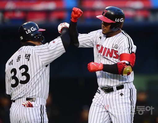 14일 잠실야구장에서 ‘2017 타이어뱅크 KBO 리그’ LG트윈스와 kt위즈의 경기가 열렸다. 1회말 2사 2루에서 LG 히메네스가 kt 선발 정대현을 투런홈런을 친 후 홈에서 박용택과 기쁨을 나누고 있다. 잠실 | 김진환 기자 kwangshin00@donga.com