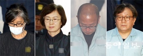 법정으로 향하는 국정농단 장본인들 검찰의 국정 농단 사건 수사가 마무리 국면에 접어들면서 사건 
관계자들에 대한 재판이 본격화하고 있다. 12일 서울중앙지법에서 최순실 씨, 최경희 전 이화여대 총장, 차은택 전 
창조경제추진단장, 송성각 전 한국콘텐츠진흥원장(왼쪽 사진부터)이 구치소 호송차에서 내려 재판이 열리는 법정으로 향하고 있다. 
박영대 기자 sannae@donga.co