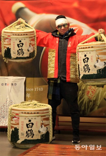 하쿠쓰루 주조기념관의 기념촬영장. 핫피(겉옷)를 입고 두건을 두른 채 타루(술통)를 들고 촬영한다. 고베(효고 현)에서 summer@donga.com