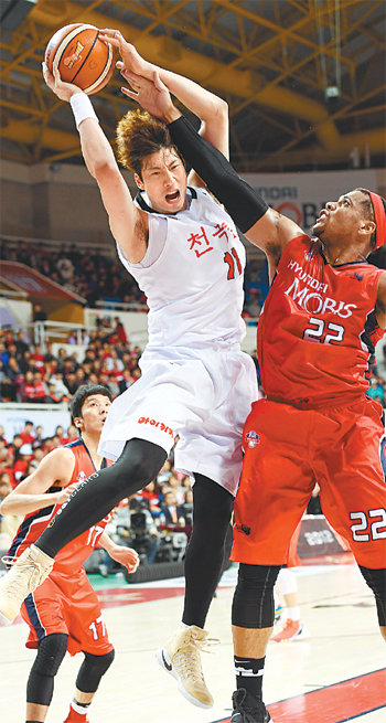 14일 울산 동천체육관에서 열린 2016∼2017 KCC 프로농구 4강 플레이오프(PO) 3차전에서 KGC의 양희종(왼쪽)이 모비스의 네이트 밀러에 앞서 리바운드를 따내고 있다. KBL 제공