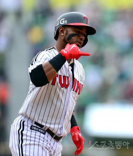 16일 서울 잠실야구장에서 ‘2017 타이어뱅크 KBO 리그’ kt위즈와 LG트윈스의 경기가 열렸다. 6회말 2사 LG 히메네스가 좌월 솔로 날리고 그라운드를 돌고 있다. 잠실 | 김종원 기자 won@donga.com