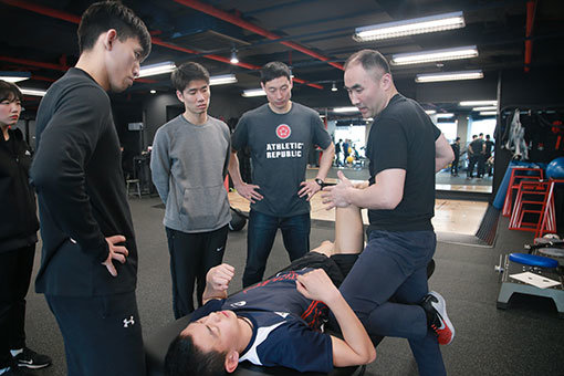 홍정기 XION 교수(맨 오른쪽)는 “트레이닝 방법을 몰라 실력을 꽃피우지 못하는 선수들이 없어야 한다”며 기초 운동을 강조했다. 사진제공 ｜ XION