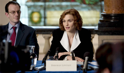 영화 ‘나는 부정한다’의 한 장면. 할리우드 연기파 배우 레이철 바이스(오른쪽)가 홀로코스트 연구권위자 데버라 립스타트를 연기한다. 티캐스트 제공