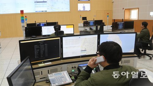 12일 대구 달성군에 있는 국민안전처 ‘긴급신고 공동관리센터’ 상황실에서 근무자들이 대형 전광판과 모니터 등을 통해 전국 56개 상황실에서 진행 중인 신고 처리 상황을 확인하고 있다. 대구=박경모 기자 momo@donga.com