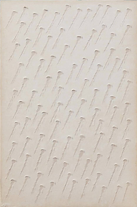 무제(P75-7), 1975년. 패널에 한지, 122×81cm. 권영우 화가가 한지를 이용해 작업한 백색화는 입체적인 표면과 리듬감 있는 다양한 조형성을 추구한 작품이다. 국제갤러리 제공