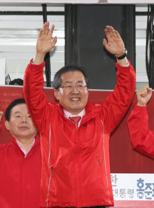 사진=17일 홍준표 자유한국당 대선후보가 대구 동성로에서 집중유세를 마친후 손은 들어 인사하고 있다. 김재명 기자 base@donga.com