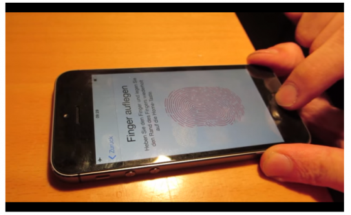 복제 지문으로 스마트폰 잠금을 푸는 모습(출처=IT동아)