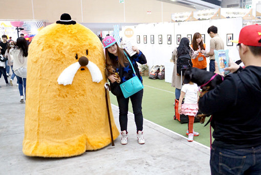 지난 14일부터 16일까지 3일간 열린 ‘2017 인천 국제 펫케어페스티벌’에서 한 관람객이 기념촬영을 하고 있다.