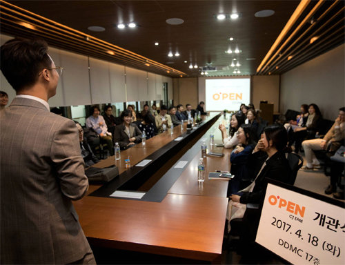 18일 서울 마포구 상암동 동아디지털미디어센터(DDMC)에서 ‘오펜 센터’ 개관식이 열렸다. 선발된 신인 작가 35명이 행사장에서 대화를 나누고 있다. CJ E&M 제공