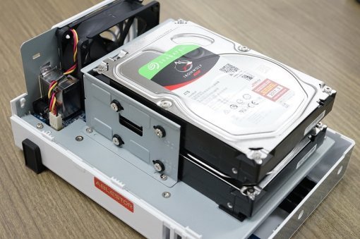 NAS는 항시 작동하는 관계로 그에 맞는 하드디스크 설치가 중요하다.(출처=IT동아)