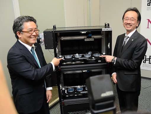 일본 히타치제작소가 개발한 선충을 이용한 새 암검사 자동장치. 2년내 실용화를 목표로 한다.