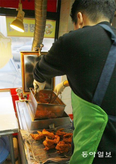 치킨업계 ‘톱(Top) 3’ 기업들이 일제히 지난해 매출 호조를 기록했는데도 치킨 가맹점들의 경영난은 줄지 않고 있다. 가맹 비용 부담에 더해 인근 점포들과 밥그릇 싸움도 해야 하기 때문이다. 동아일보DB