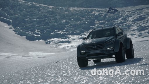 어니스트 섀클턴 증손자인 패트릭 버겔이 현대차 SUV 싼타페를 타고 남극을 횡단하고 있다. 현대차 제공
