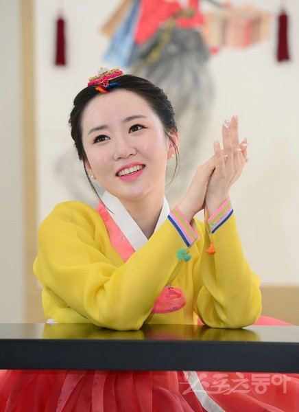 “작품 속 인물은 나의 자화상”이라는 김현정 작가가 한복을 입고 포즈를 취했다.김진환 기자 kwangshin00@donga.com