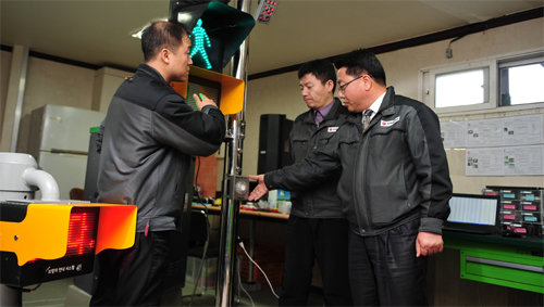 박성원 대경이앤씨 대표(오른쪽)가 직원들과 함께 교통신호기 제품을 점검하고 있다. 이 회사는 정부로부터 경영자금을 지원받아 사업전환에 성공했다. 대경이앤씨 제공