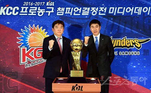 20일 서울 논현동 KBL센터에서 ‘2016-2017 KCC 프로농구‘ 안양 KGC인삼공사와 서울 삼성의 챔피언결정전에 앞서 미디어데이가 열렸다. KGC 김승기 감독과 삼성 이상민 감독이 우승 트로피를 앞에두고 포즈를 취하고 있다. 김민성 기자 marineboy@donga.com