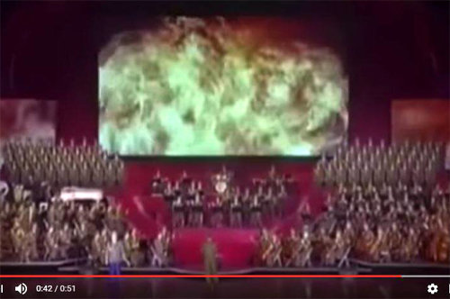 16일 북한 평양 류경정주영체육관에서 열린 공훈국가합창단 공연 중 대형 스크린에서 북한 미사일이 미국 본토를 공격하는 영상이 나오고 있다. 유튜브 캡처