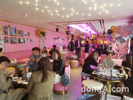 디맨션 3층 컬러 애비뉴에서 열린 ‘레뷰 데 몽트르 코리아’ 창간 1주년 기념파티 모습.