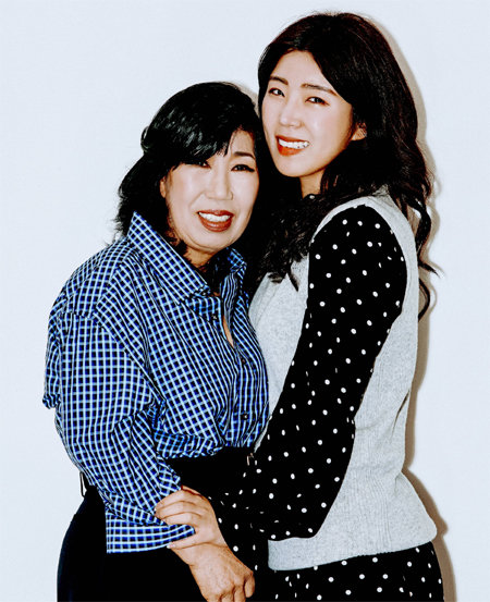 박막례 할머니와 손녀 김유라 씨가 인터뷰 뒤에 끌어안고 감격스러운 기념사진을 남겼다.