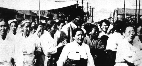 1960년 4월 25일 이승만 대통령 퇴진을 촉구하는 경남 마산의 할머니 시위대. 창비 제공