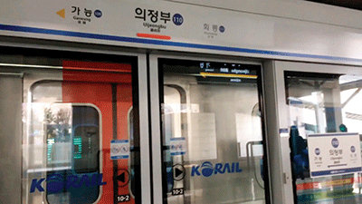 4월 14일 사망 사고가 발생한 서울지하철 1호선 의정부역. 스크린도어가 있음에도 승객이 선로에 들어가는 것을 막지 못했다. [서울도시철도 유튜브채널]