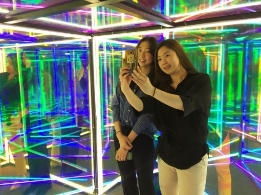 고객들이 23일 클림트 인사이드 전시전에서 클림트의 대표작 ‘kiss’ 를 LED로 재해석한 설치예술작품 ‘쉘터’를 둘러보고 있다. 사진제공 l 현대백화점