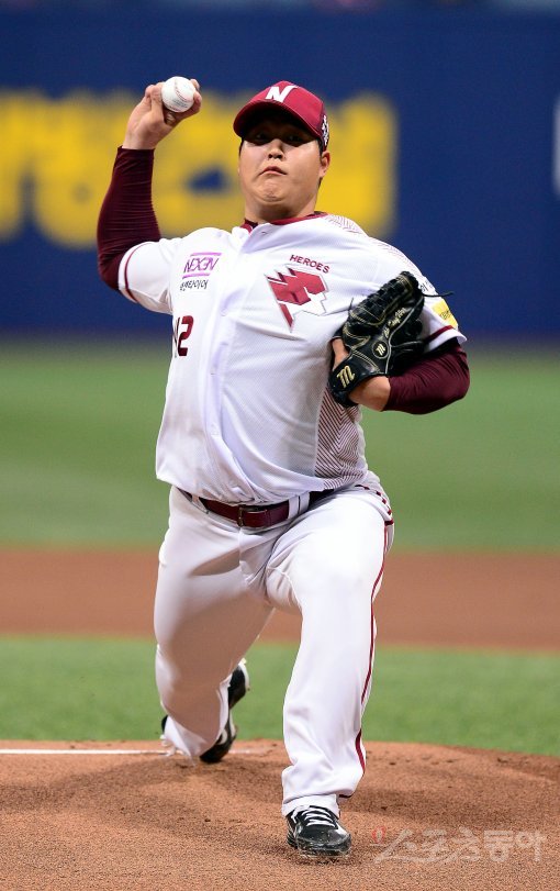 23일 서울 고척스카이돔에서 ‘2017 타이어뱅크 KBO 리그’ 롯데자이언츠와 넥센히어로즈의 경기가 열렸다. 선발 투수로 등판한 넥센 조상우가 역투하고 있다. 고척 | 김종원기자 won@donga.com