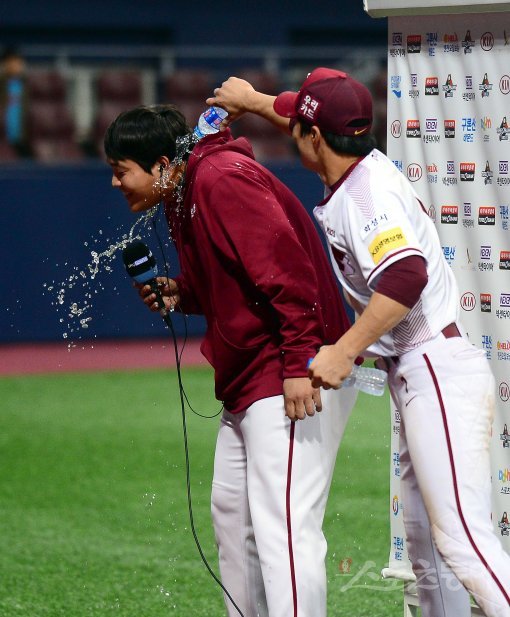 23일 서울 고척스카이돔에서 ‘2017 타이어뱅크 KBO 리그’ 롯데자이언츠와 넥센히어로즈의 경기가 열렸다. 데뷔 첫 선발 등판해 5이닝 1실점 호투로 승리투수가 된 넥센 조상우가 인터뷰를 하자 김하성이 축하 물세례를 하고 있다. 고척 | 김종원기자 won@donga.com